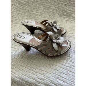 B.O.C  Leather Heeled Sandals with Flower Metallic Gold Size 8